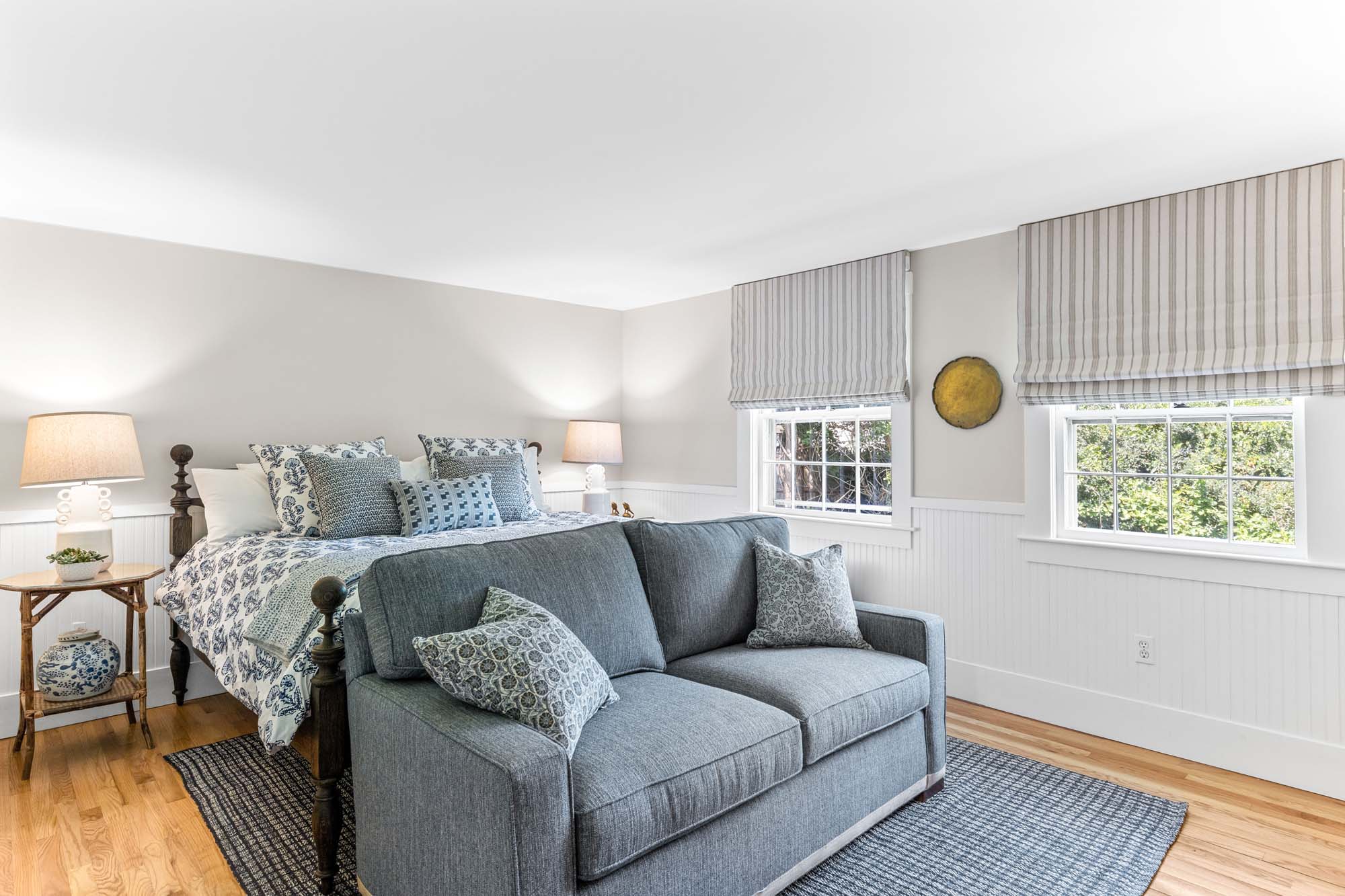 king bed, sitting area